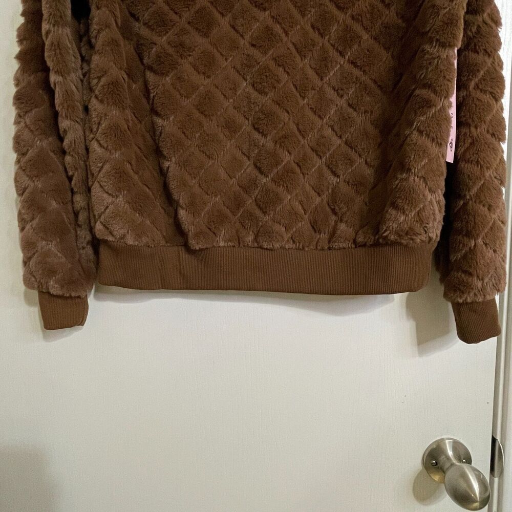 NWT Crave Fame Juniors' Diamond Faux-Fur Pullover Top - Cocoa - Size MED - Picture 4 of 5